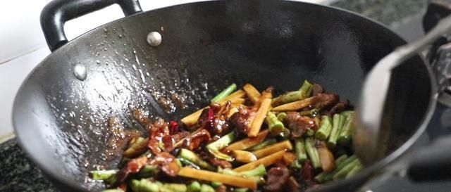 美食|巴盟焖面，舌尖上的美食，这道菜能满足你的味蕾吗