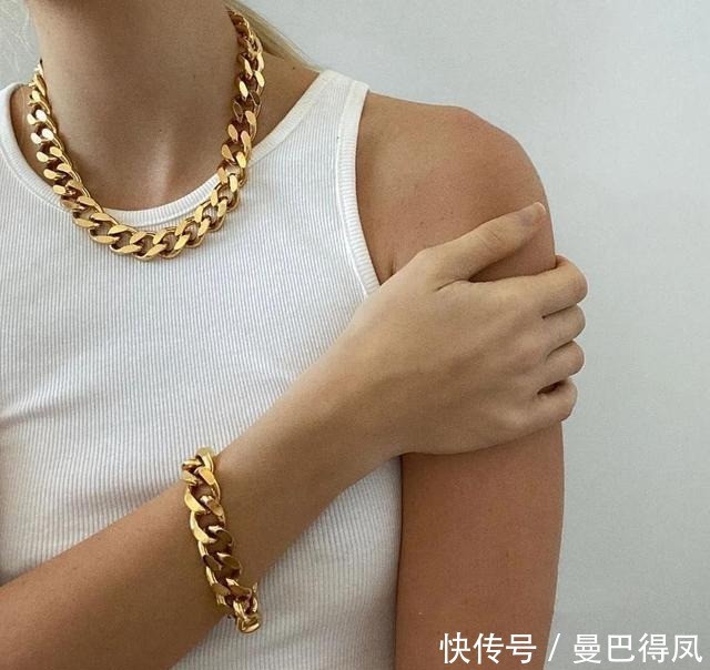 金链|“大金链”重回时尚巅峰!配上它洋气又吸睛,时尚达人都爱不释手