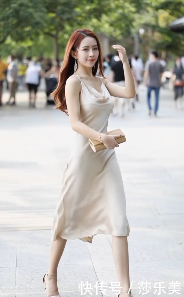 轻轻|轻熟风的小姐姐,一袭米白色绸缎连衣裙,轻轻一笑太撩人