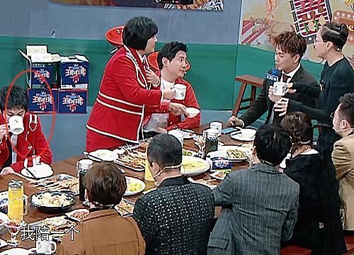 宋丹丹|沈腾贾玲给宋丹丹敬酒,谁注意华晨宇在做啥红是有原因的