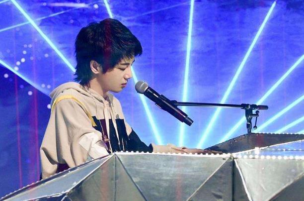  上映|华晨宇即兴表演被质疑，字幕一句话挽救，网友史诗级救场上映