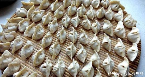 热水|煮饺子热水下锅是错的加一步骤,饺子好吃不破皮