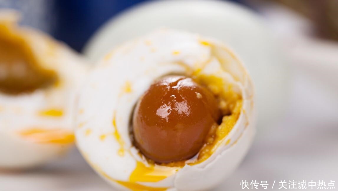 出油|腌咸鸭蛋,只加盐可不行,多加4种香料,半个月就出油,还特别香