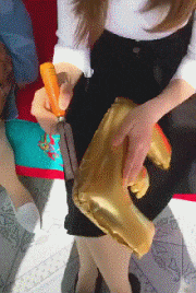 GIF|搞笑GIF:在外面抓了一只鸡,你们看是红烧好,还是清炖呢!