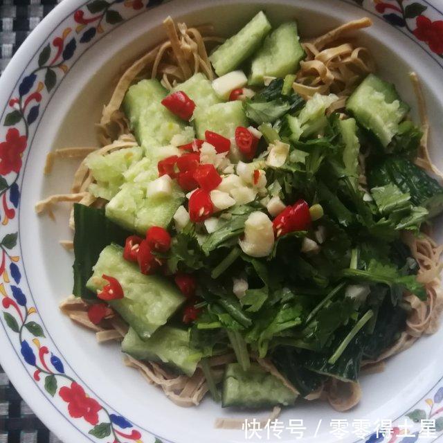 酸辣|小米椒黄瓜拌豆腐丝,酸辣中微麻,秋黄瓜又嫩又脆