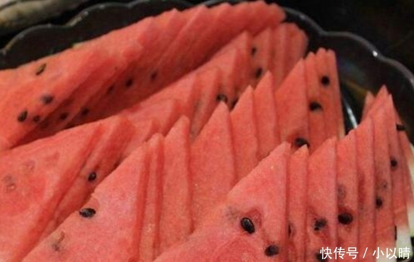  把西瓜|四位阿姨来应聘，一人切一种西瓜，儿子直接选最后一位！