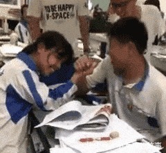 奶奶|【笑话】:小侄女大战奶奶,到底向着谁,为难死我了!