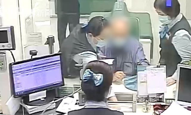 银元|两枚银元能卖80万民警银行内拦下糊涂老人