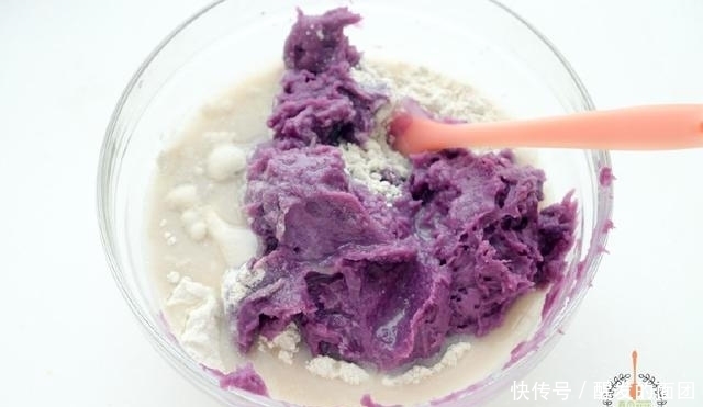 面团|家里有面粉一定要试试,上锅一蒸,柔软好吃,蛋糕一次成功!