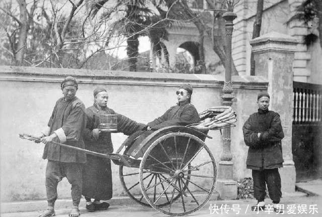 标配|老照片:晚清上层社会生活,妻妾成群,走路不用脚,烟枪是标配