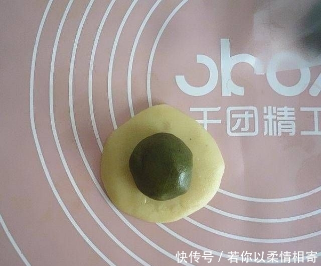 上保鲜膜|抹茶酥和我自己做的红曲糕点,不油腻