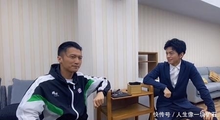 尊重|李健站他站,李健坐他才坐!40岁谢霆锋节目后台谦逊有礼尊重人