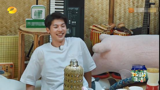  手足无措|《向往》本季最尴尬嘉宾，全程手足无措难插话，不光陪笑还没镜头