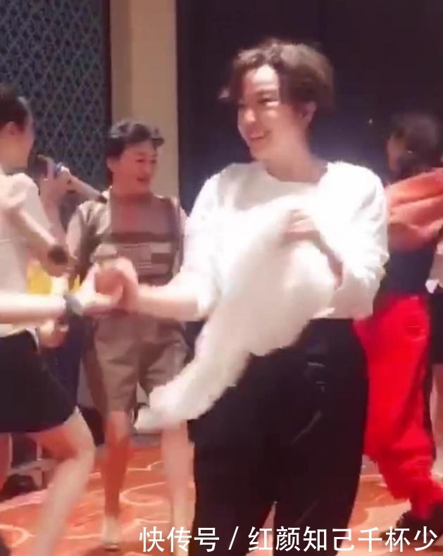 多了不少|67岁刘晓庆大跳热舞!花甲年纪40岁的脸,穿紧身裤秀3D身材