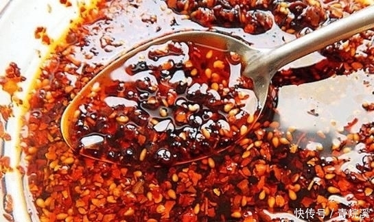  美食|美食诱惑，做油泼辣椒时，万万不能将油一次倒入，这样做，辣椒香辣颜值高！