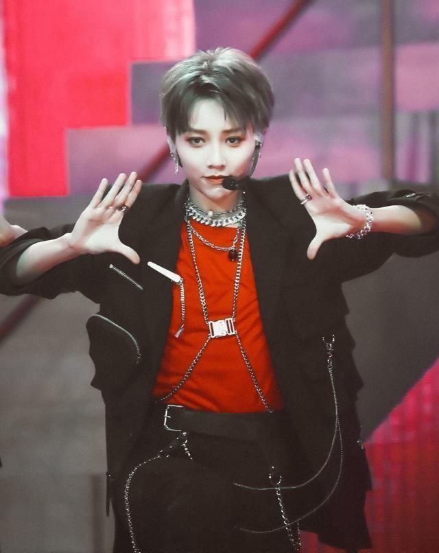 618超拼之夜|同样是在水中跳热舞,为啥王一博获好评,THE9遭吐槽?