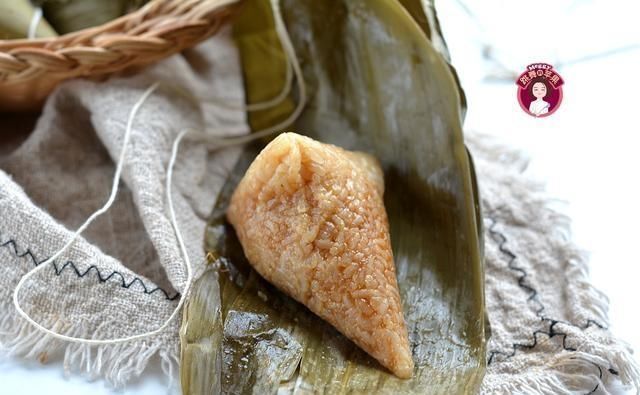  咸蛋|咸蛋黄粽子，吃一个就大呼过瘾，小吃变主食，粽子可以靠边站了