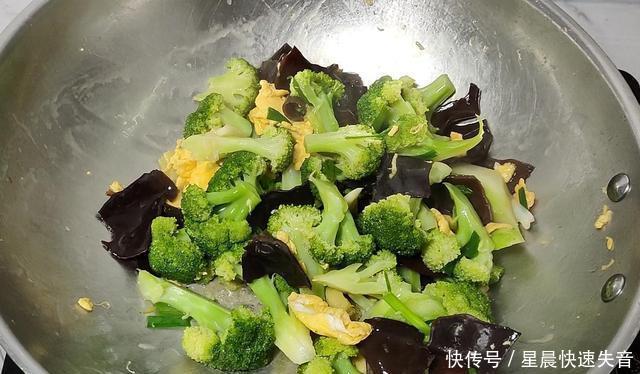 西兰花|西兰花最健康好吃的做法,不用焯水,出锅比吃肉还香,小孩也爱吃