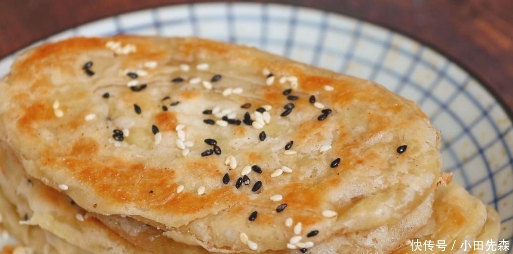 面粉|这是椒盐酥饼的做法,咸香可口,外皮超酥,轻轻一碰就掉渣