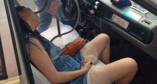  手里|姑娘上了出租车后，长睡不醒，司机看一眼她手里东西后打了110