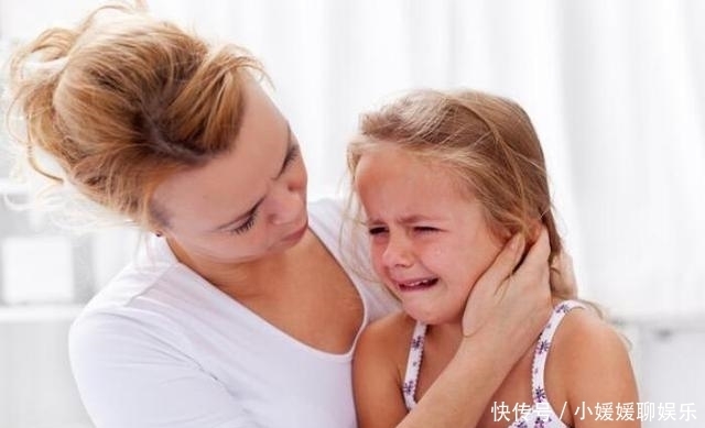 拘留|男孩玩耍不慎摔倒,母亲踹别人家孩子出气,网友:大人必须拘留