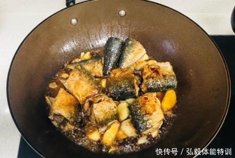 鱼肉|炖鱼时,别放酱油和醋了,大厨分享1招,鱼肉又鲜又嫩,还不腥