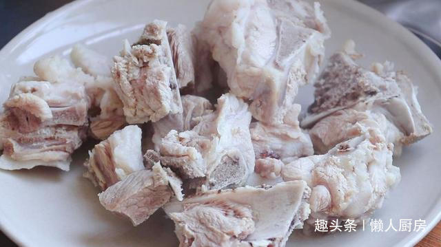 配上|想吃肉了，做了一道土豆炖排骨，配上韩式辣酱，太下饭了