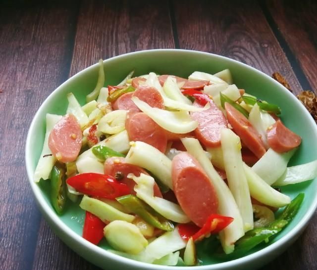 味儿|茴香球炒火腿肠,淡淡的茴香味儿,颇有点西芹的口感,味道好极了