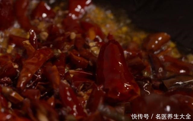 好吃|辣子鸡块的正宗做法,麻辣干香,外酥里嫩,好吃到舔手指