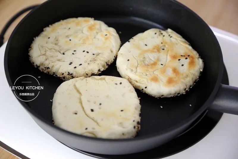 全家人|1斤面粉做6个烧饼,不油不腻,平底锅就能做,刚好全家人的早餐