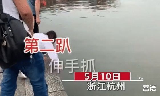 阻扰|气愤女子不顾阻扰，几次抓西湖小鸳鸯，连小女孩都大喊别抓