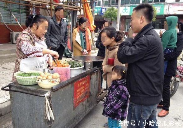  孩子|卖了10年鸡蛋饼的大姐，教你两分钟就学会，小孩吃了还想要！