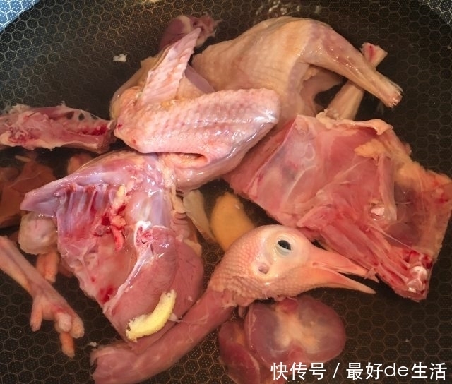  汤汁|红枣枸杞鸽子汤，肉质鲜美，汤汁鲜香，喝上一碗棒极了！