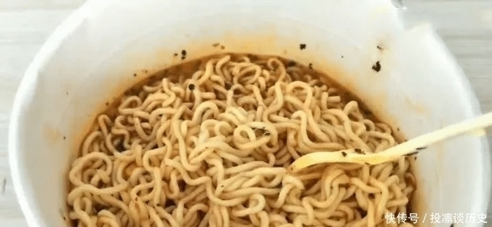 忽视|泡康师傅时,很多人忽视了这个环节,所以泡出的方便面才难吃