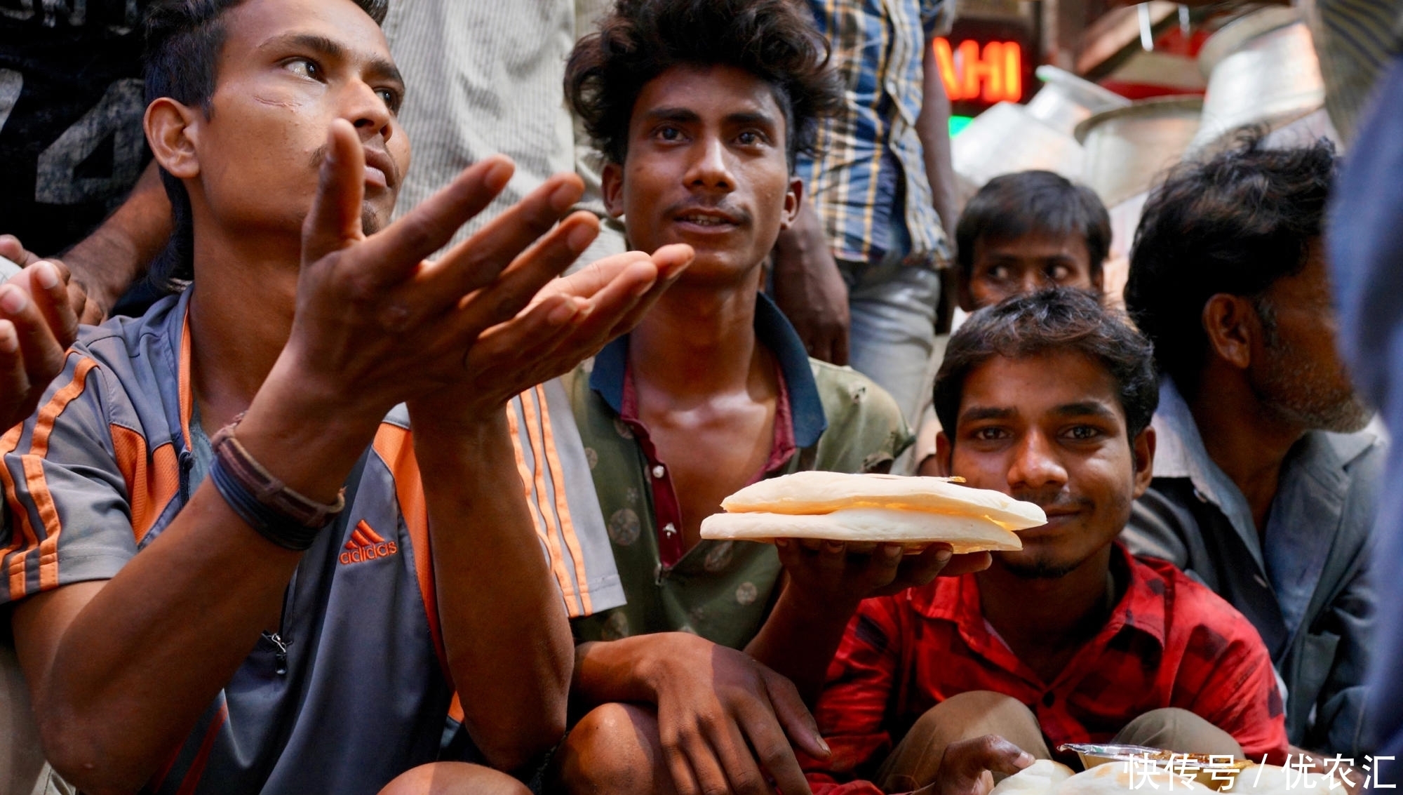 吃饭|北京小伙请印度穷人吃饭 一共要请500人