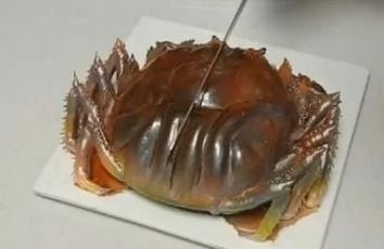 肥美|女孩过生日收到一只肥美的大螃蟹,正准备开吃,切开后发现不一样