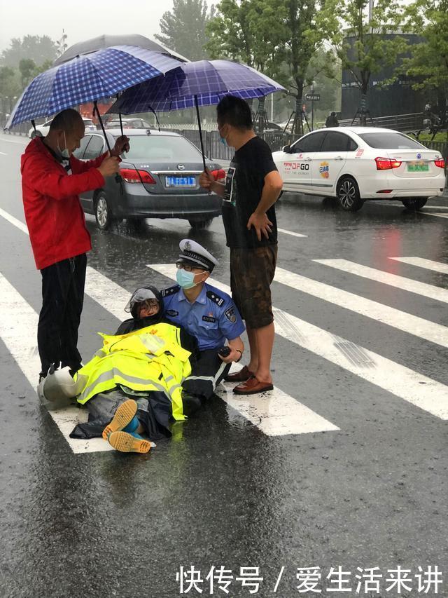  辅警丁冬|路遇受伤电动车驾驶员 交警跪地20分钟等待救护车到来