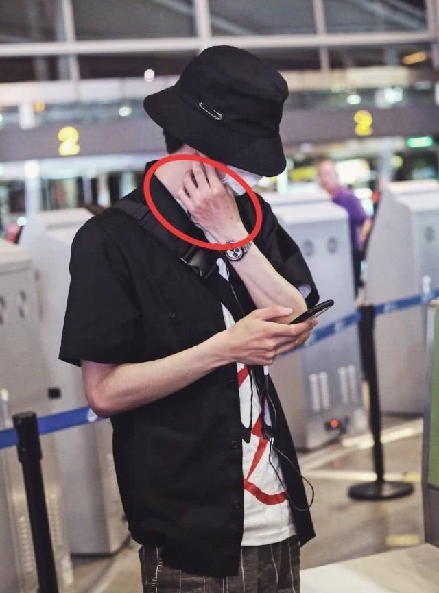 直播|王一博身体亮红灯舞台上偷偷咳嗽强撑录节目,气色差到引人担忧