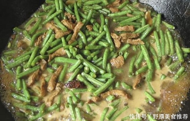 把面条|做豆角焖面,先煮面还是直接焖?其实都不如用这招,不粘还入味