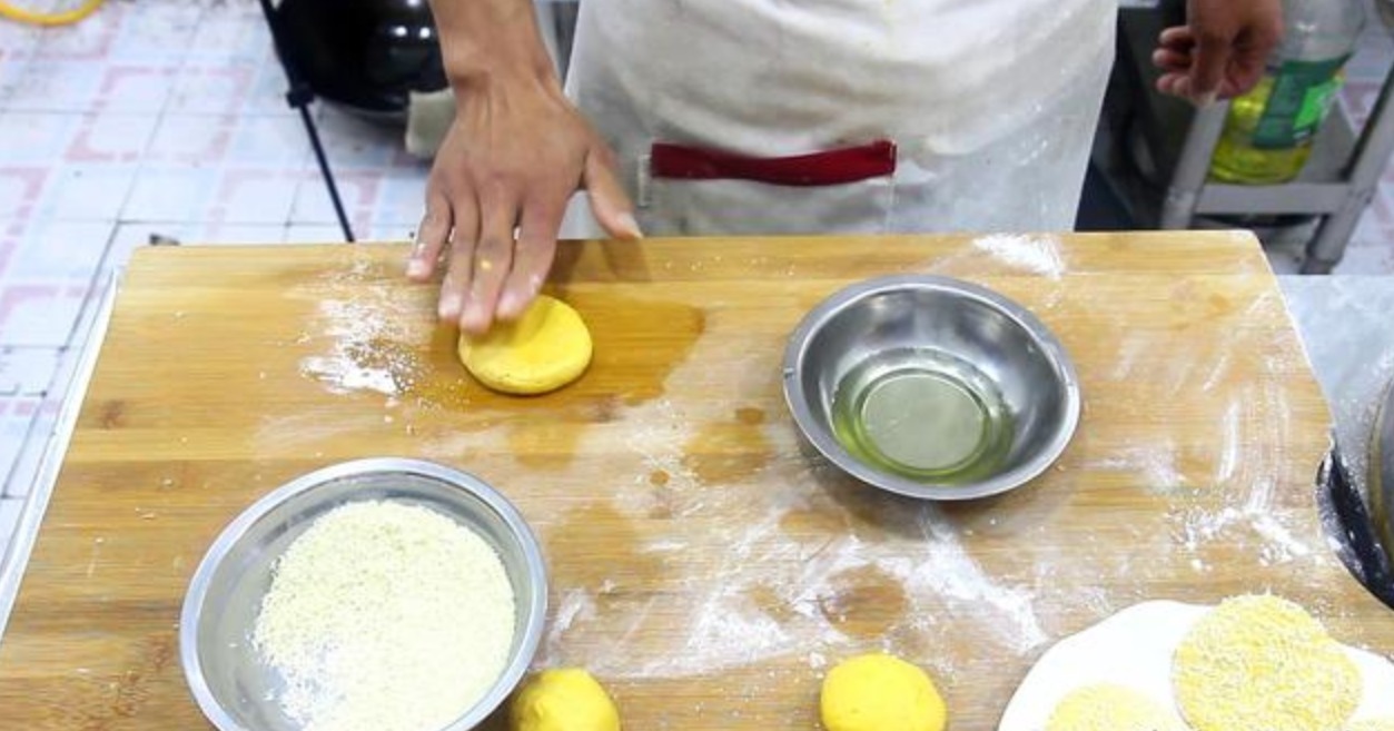 老师傅|做南瓜饼最忌放面粉!干巴巴还不甜,吃着不软糯,老师傅教你一招