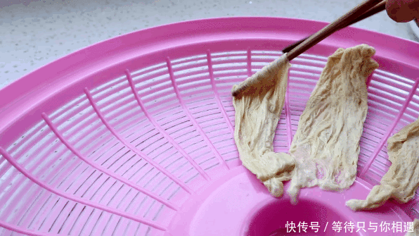 放心|腐竹不用买,1斤黄豆1口锅就能做,豆香浓郁又筋道,家人放心吃