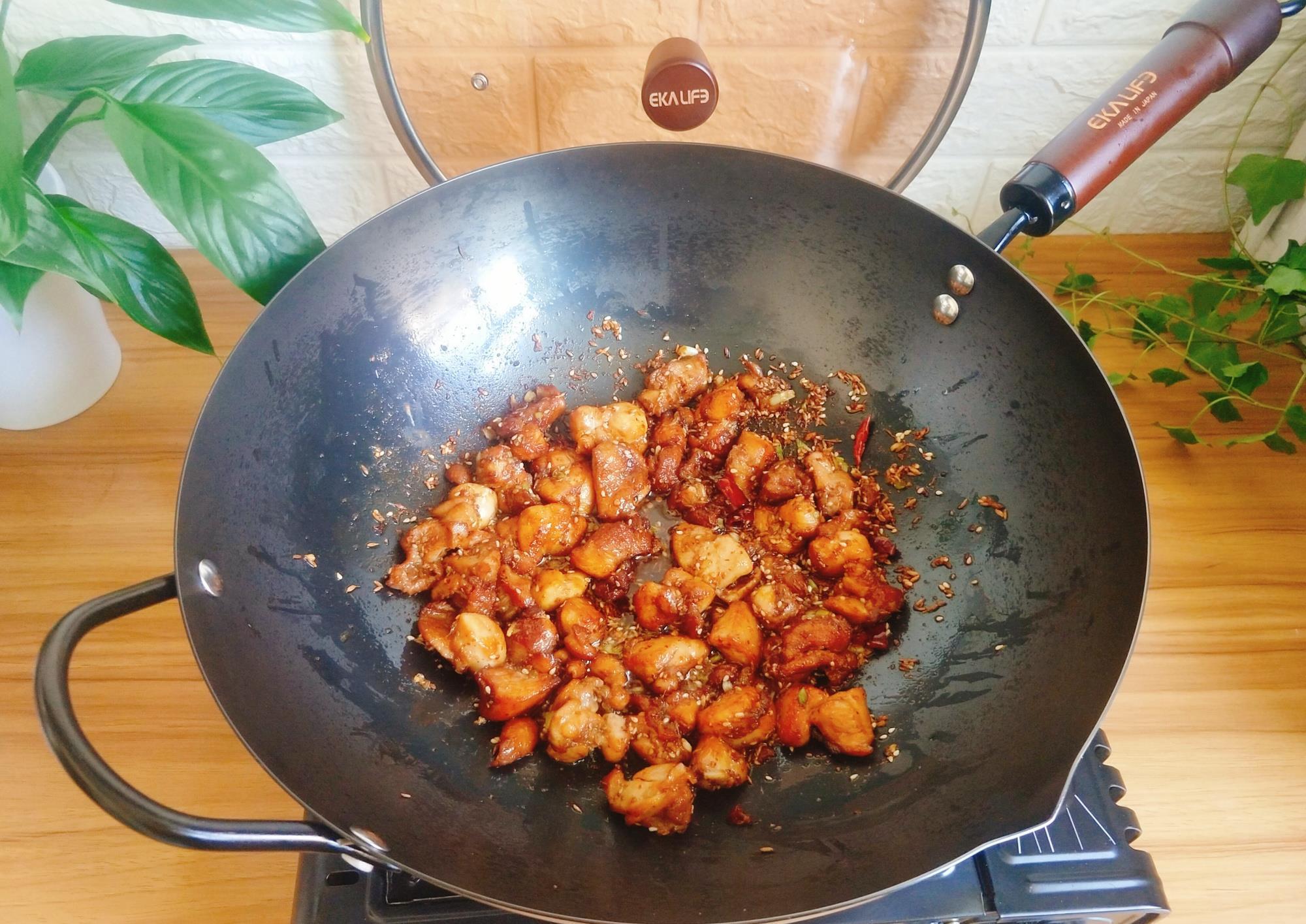 美味|鸡腿肉新吃法,外焦里嫩香辣过瘾,比烧烤还美味,配上啤酒真爽!