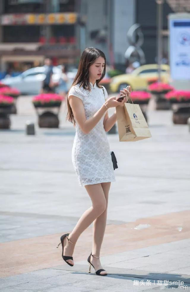 凉鞋|脚上穿搭一双透明的一字带高跟凉鞋,让她看上去更加的清新可人
