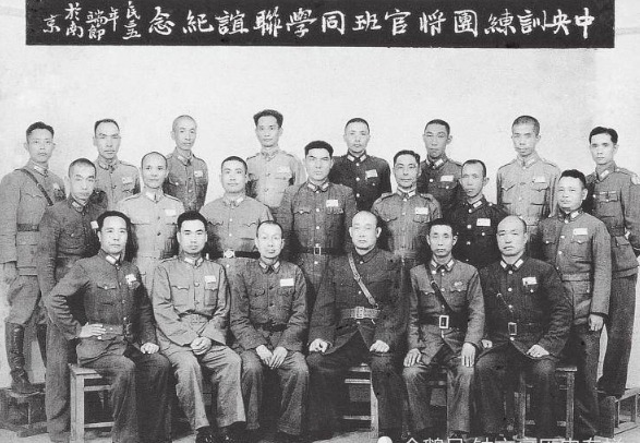 集体|1947年，400名国民党军官集体哭陵