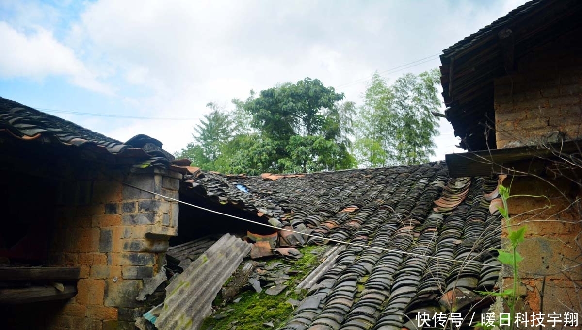 为啥|70岁大爷住山村瓦屋，邻居都已搬走，看他为啥不愿离开