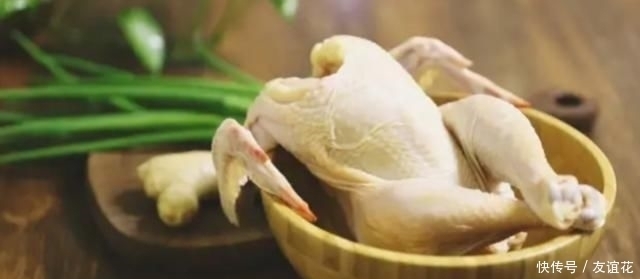 葱姜|做白切鸡时别直接下锅煮，大厨教你一招，鸡肉又鲜又嫩还美味