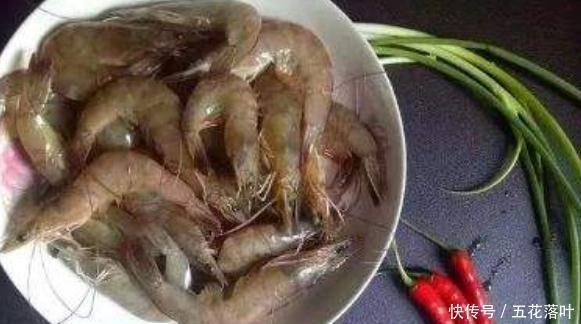 鲜嫩|白水煮虾前,多加这一步,虾肉鲜嫩Q壳,一盘不够