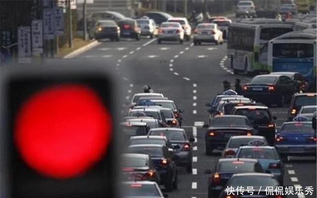  女司机|这名女司机在十字路口前，停车27分钟，23次