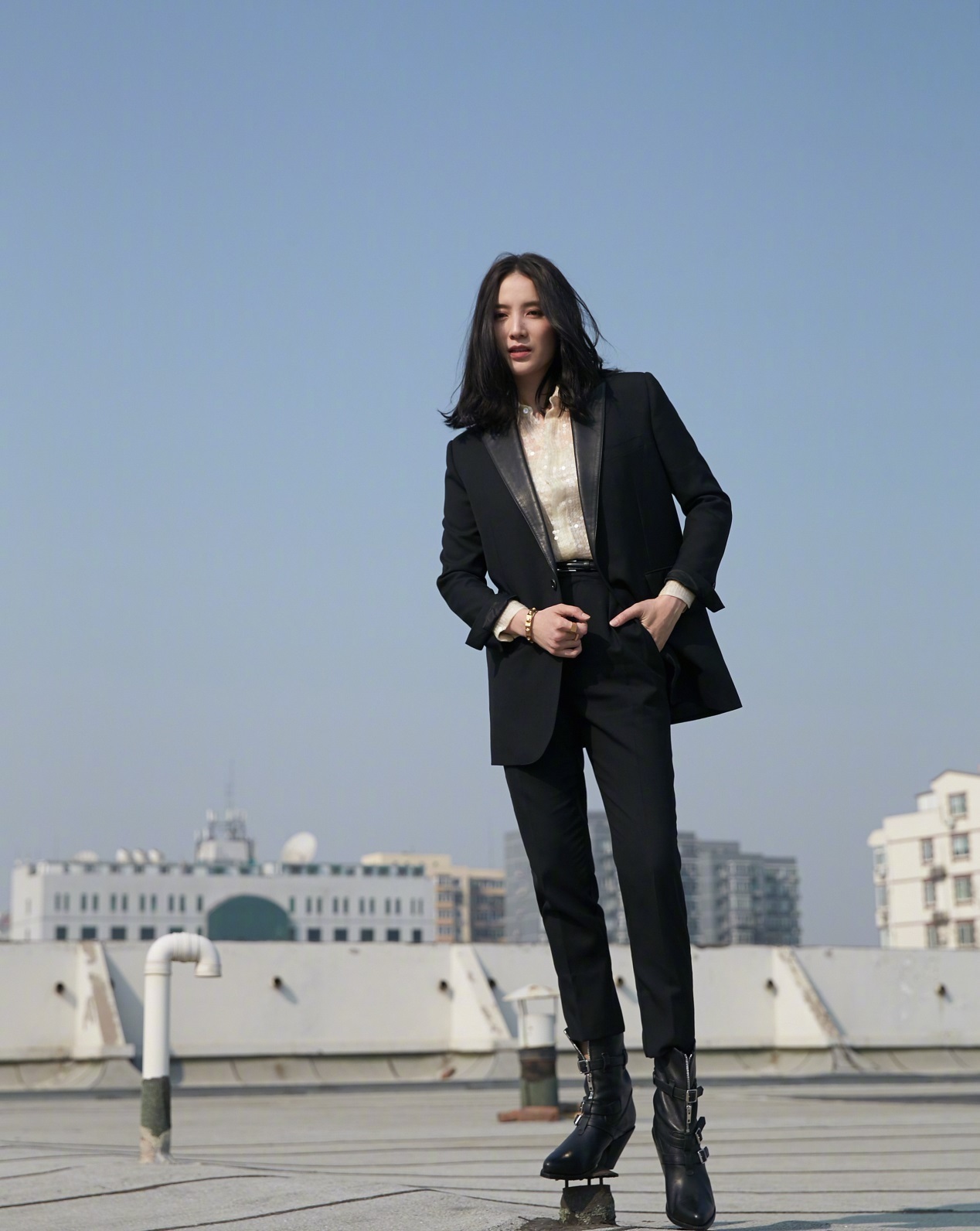  宋佳|宋佳娱乐圈气质独一份，穿黑色西装配白衬衫，男明星都很难帅过她