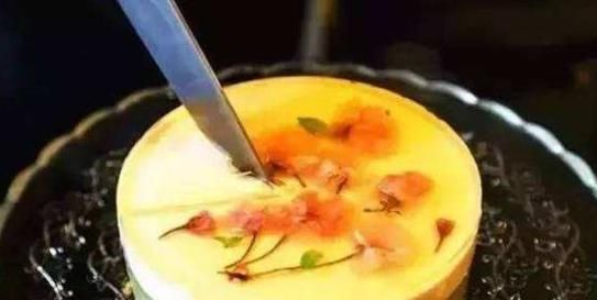 吃蛋糕|蛋糕切三角吃太浪费了,换个“新切法”,每次吃都跟新鲜的一样